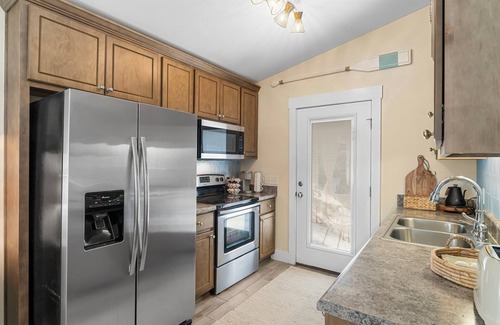 Laguna Beach Estates Cottage | Luxury 2-bedroom beach house with pool only 5 min walking to the beach