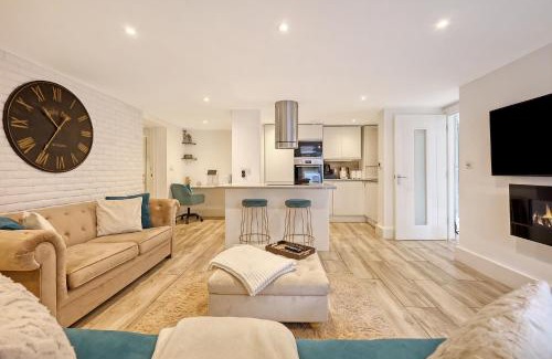 Snaresbrook Apartment | Luxury 2 Bedroom Apartment with Private Terrace & Parking - Wanstead, Escape London in London