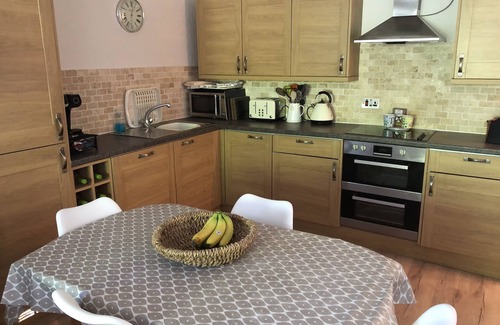 Carbis Bay Apartment | Luxury 2 Bedroom ground floor apartment 10 mins walk from beach.Wifi & desk