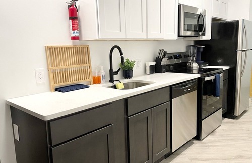 Elizabeth Apartment | Luxury 2 Bedroom Suite-near NYC, EWR, Prudential, NJPAC, American Dream, MetLife