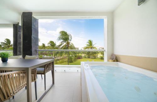 Puerto Juarez House | Luxury 2 BR Condo with tub & Infinity Pool - Beach Side At Mareazul - Sirenita G