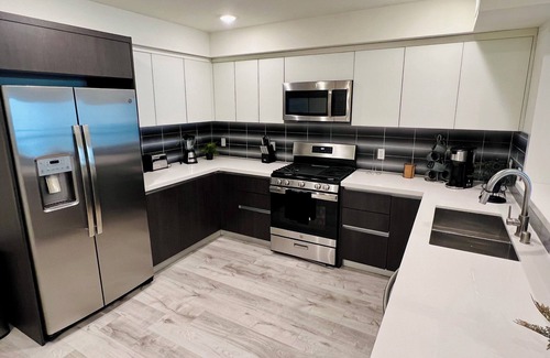 West Hollywood Hotel | Luxury 2 BR in Century City w/Parking & Washer + Dryer
