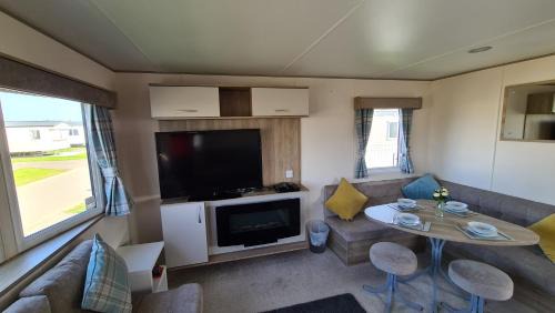 Dogdyke House | Luxury 2019 8 berth Caravan with Hot Tub @ Tattershall Lakes