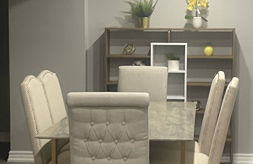 Markham Apartment | Luxury 2200Sq 3 Bedrooms (3 king Beds, 3rd with gymnasium)2 Full Baths Apartment
