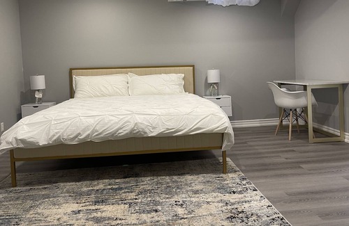 Markham Apartment | Luxury 2200Sq 3 Bedrooms (3 king Beds, 3rd with gymnasium)2 Full Baths Apartment