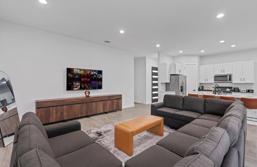 University Hills and Windsor Park House | Luxury 24 Ppl Group Retreat w/4 Kitchens, Backyard, Balcony + 10-Car Parking