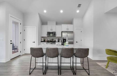 University Hills and Windsor Park House | Luxury 24 Ppl Group Retreat w/4 Kitchens, Backyard, Balcony + 10-Car Parking