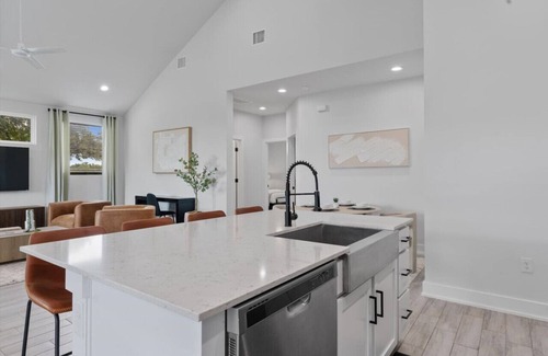 University Hills and Windsor Park House | Luxury 24 Ppl Group Retreat w/4 Kitchens, Backyard, Balcony + 10-Car Parking