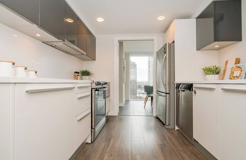 Downtown Vancouver Apartment | Luxury 2B2B Yaletown Condo with View and Pool!