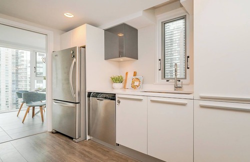 Downtown Vancouver Apartment | Luxury 2B2B Yaletown Condo with View and Pool!