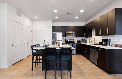 Downtown Salt Lake City Apartment | Luxury 2Bd 2Ba- Free HotTub, Pool, Prkg, Gym - NEW