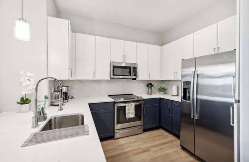 Deep Ellum Apartment | Luxury 2BD | DT Deep Ellum | 7 Beds | Free Parking