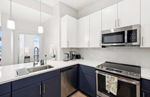 Deep Ellum Apartment | Luxury 2BD | DT Deep Ellum | 7 Beds | Free Parking