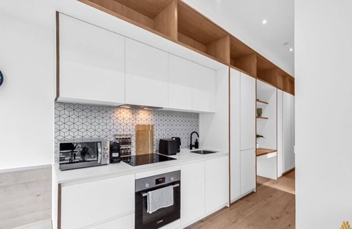 London Borough of Hounslow Apartment | Luxury 2BDR: Parking, Gym, Cinema & Game Room