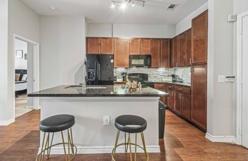 Barker Apartment | Luxury 2bed/2bath Suite great location, Long Stay discount