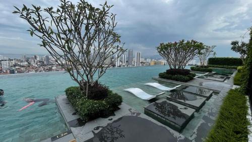 George Town Apartment | Luxury 2BR SunnySuite Sky Pool Breathtaking Views