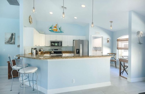 Central Naples House | Luxury 3/2 home with pool & spa