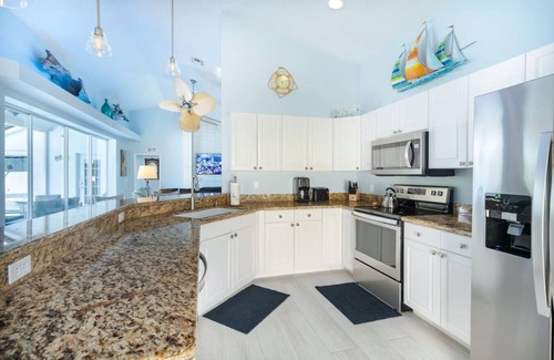Central Naples House | Luxury 3/2 home with pool & spa