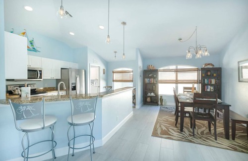 Central Naples House | Luxury 3/2 home with pool & spa