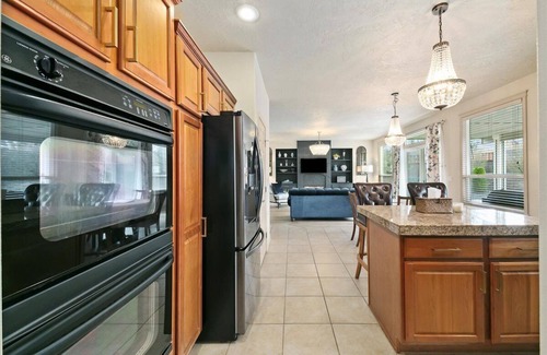 Garden City House | Luxury 3 BD/3BA house in charming Boise with WiFi, AC, Bikes, Com. Pool