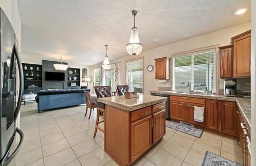 Garden City House | Luxury 3 BD/3BA house in charming Boise with WiFi, AC, Bikes, Com. Pool