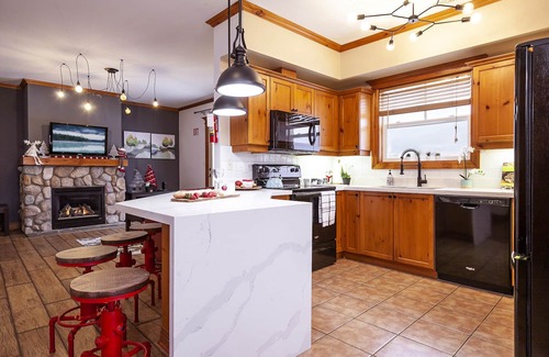 The Blue Mountains Ski Chalet | Luxury 3 Bedroom Blue Chalet. Entire House. 2 minute drive from the village