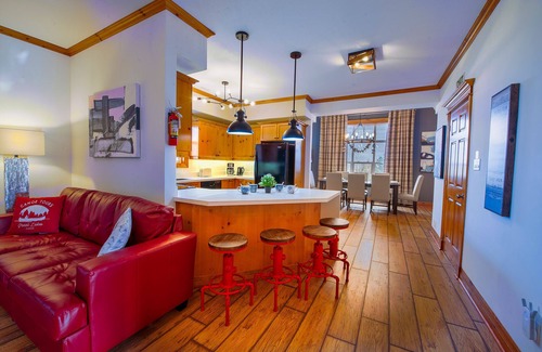 The Blue Mountains Ski Chalet | Luxury 3 Bedroom Blue Chalet. Entire House. 2 minute drive from the village