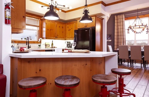 The Blue Mountains Ski Chalet | Luxury 3 Bedroom Blue Chalet. Entire House. 2 minute drive from the village