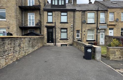 Elland House | Luxury 3-Bed House-Jaquzzi Bath-Private Parking-Sleeps 13- 2 Min M62