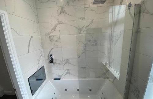 Elland House | Luxury 3-Bed House-Jaquzzi Bath-Private Parking-Sleeps 13- 2 Min M62