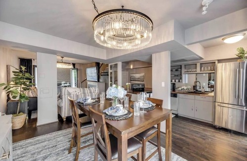 Old East Dallas Condo | Luxury 3-bed loft featuring king & queen beds, leather sectional, smart TV, resort pool, and private patio access.