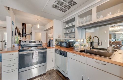 Old East Dallas Condo | Luxury 3-bed loft featuring king & queen beds, leather sectional, smart TV, resort pool, and private patio access.