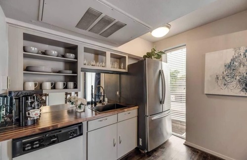 Old East Dallas Condo | Luxury 3-bed loft featuring king & queen beds, leather sectional, smart TV, resort pool, and private patio access.