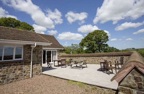 Chittlehamholt Cottage | Luxury 3-bedroom cottage with shared indoor heated pool, sauna and gym, plus golf and tennis