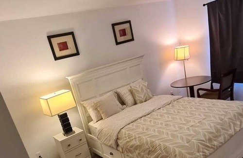 London House | Luxury 3-Bedroom townhouse close to UWO/Hospital