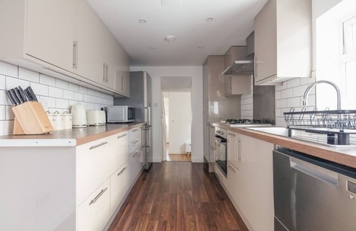 Woolwich House | Luxury 3BR | Sleeps 8 | Pool Table + PS5 | Near O2