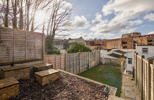 Woolwich House | Luxury 3BR | Sleeps 8 | Pool Table + PS5 | Near O2