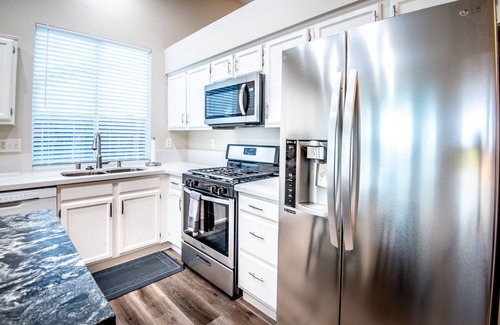 Raisin House | Luxury 4 Bedroom 2 Bathroom Home in NE Fresno Near National Parks