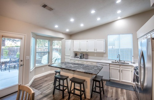 Raisin House | Luxury 4 Bedroom 2 Bathroom Home in NE Fresno Near National Parks