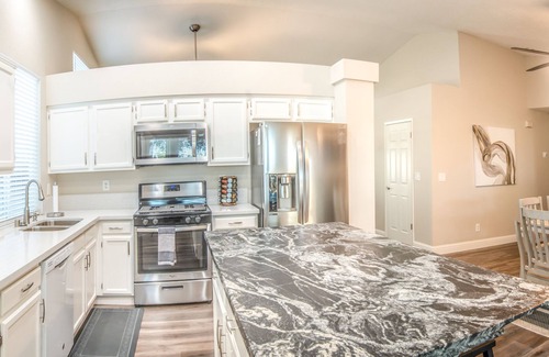 Raisin House | Luxury 4 Bedroom 2 Bathroom Home in NE Fresno Near National Parks