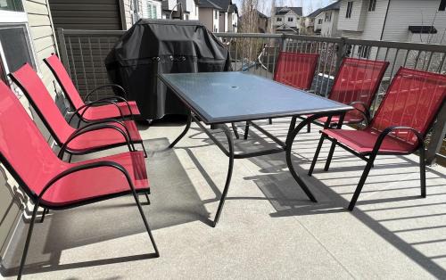 Panorama Hills House | Luxury 4 Bedroom Cozy Home close to YYC, Shops, DT, Stampede, Mountains and many amenities in Panorama Hills NW Calgary