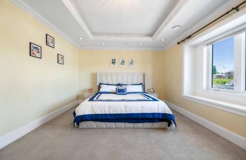 Vancouver South Villa | Luxury 4-Bedroom Family Home
