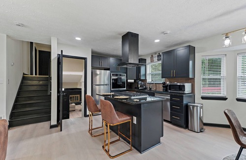 Church Street House | Luxury 4 Bedroom house Sleeps 10 with King Beds, near the Atlanta Airport.