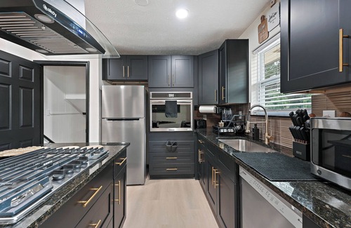 Church Street House | Luxury 4 Bedroom house Sleeps 10 with King Beds, near the Atlanta Airport.