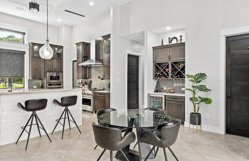 San Antonio House | LUXURY 4-bedroom house with pool, BBQ Area, Outdoor pool table and Guest house