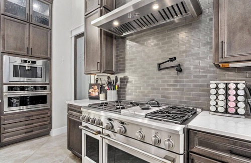 San Antonio House | LUXURY 4-bedroom house with pool, BBQ Area, Outdoor pool table and Guest house
