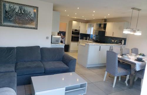 Birch Villa | Luxury 4 Bedrooms Detached House Free Multi Cars Parking - Easy Access To Mancheater City Football Ground - Manchester City Centre & Motorways