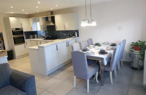Birch Villa | Luxury 4 Bedrooms Detached House Free Multi Cars Parking - Easy Access To Mancheater City Football Ground - Manchester City Centre & Motorways