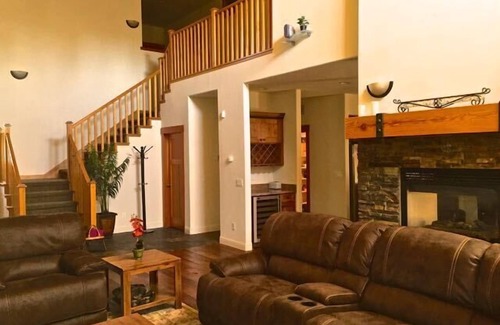 Truckee House | Luxury 4 Br 3.5 Bt large home close Northstar, Squaw, Lake Tahoe & Truckee Town