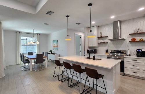 Englewood East House | Luxury 4br house, Heated Pool, 13 min to Beach, Family Fun, 100Mbps, Office